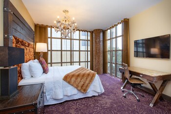 Room, 1 King Bed, Corner | Premium bedding, in-room safe, desk, blackout drapes at The Bohemian Hotel Savannah Riverfront, Autograph Collection