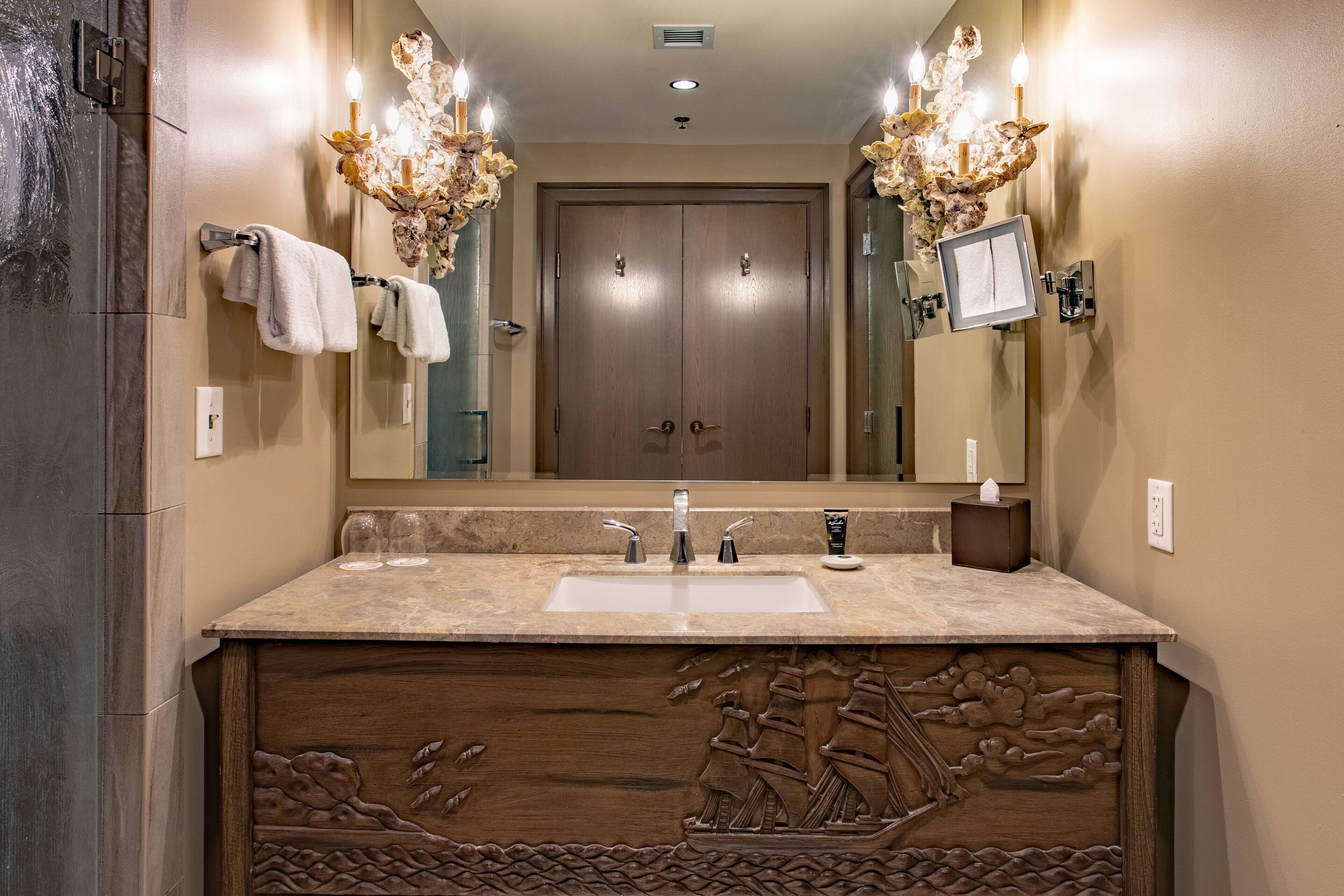 combined shower/bathtub, rainfall showerhead, free toiletries