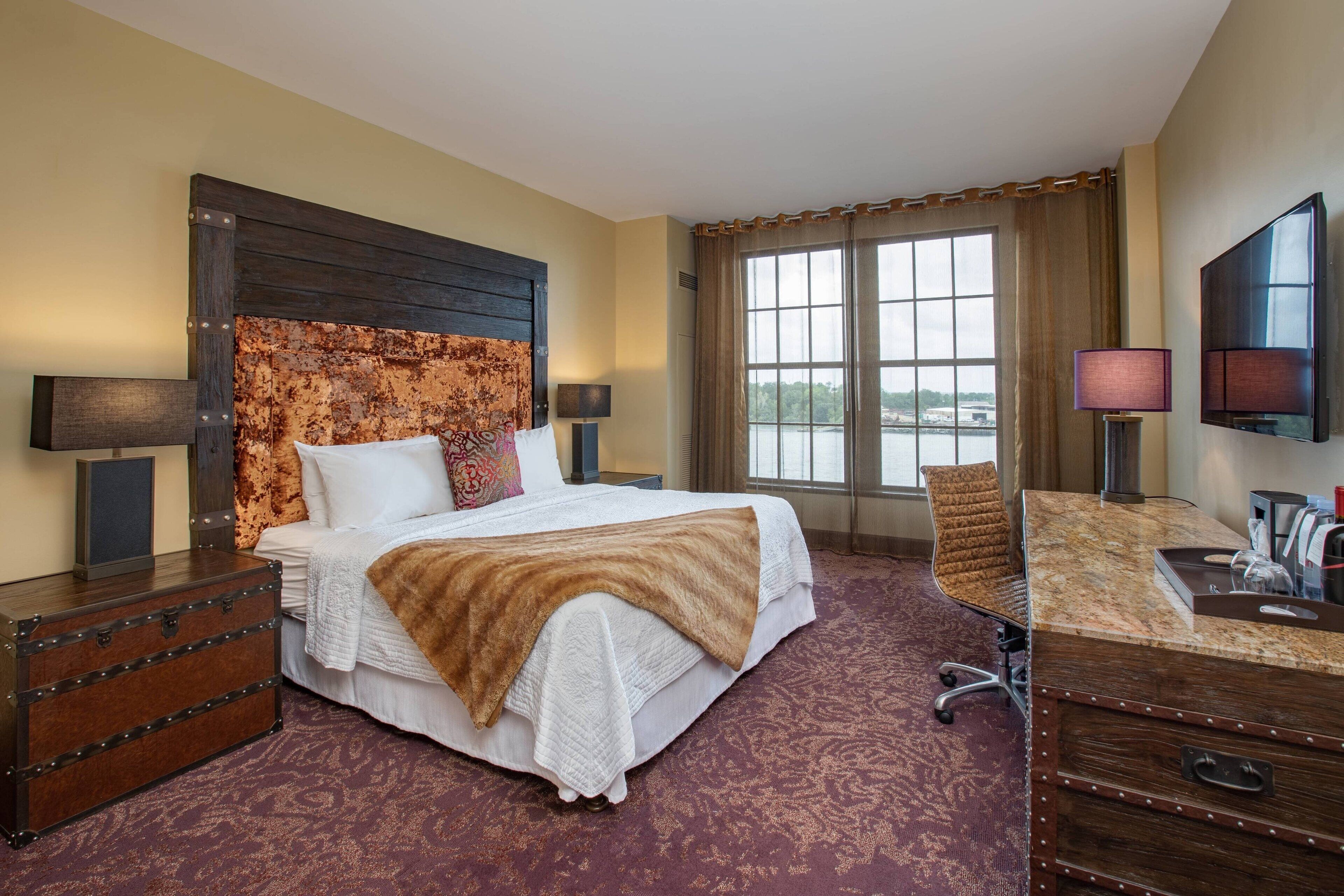 room, 1 king bed, non smoking, river view | premium bedding, in-room safe, desk, blackout curtains