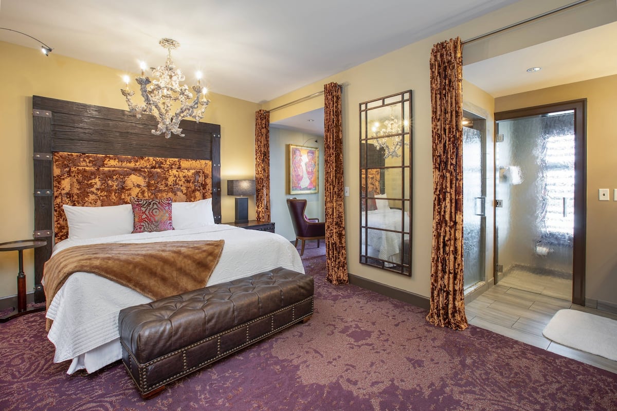 Room, 1 King Bed, Non Smoking, Corner | Premium bedding, in-room safe, desk, blackout drapes