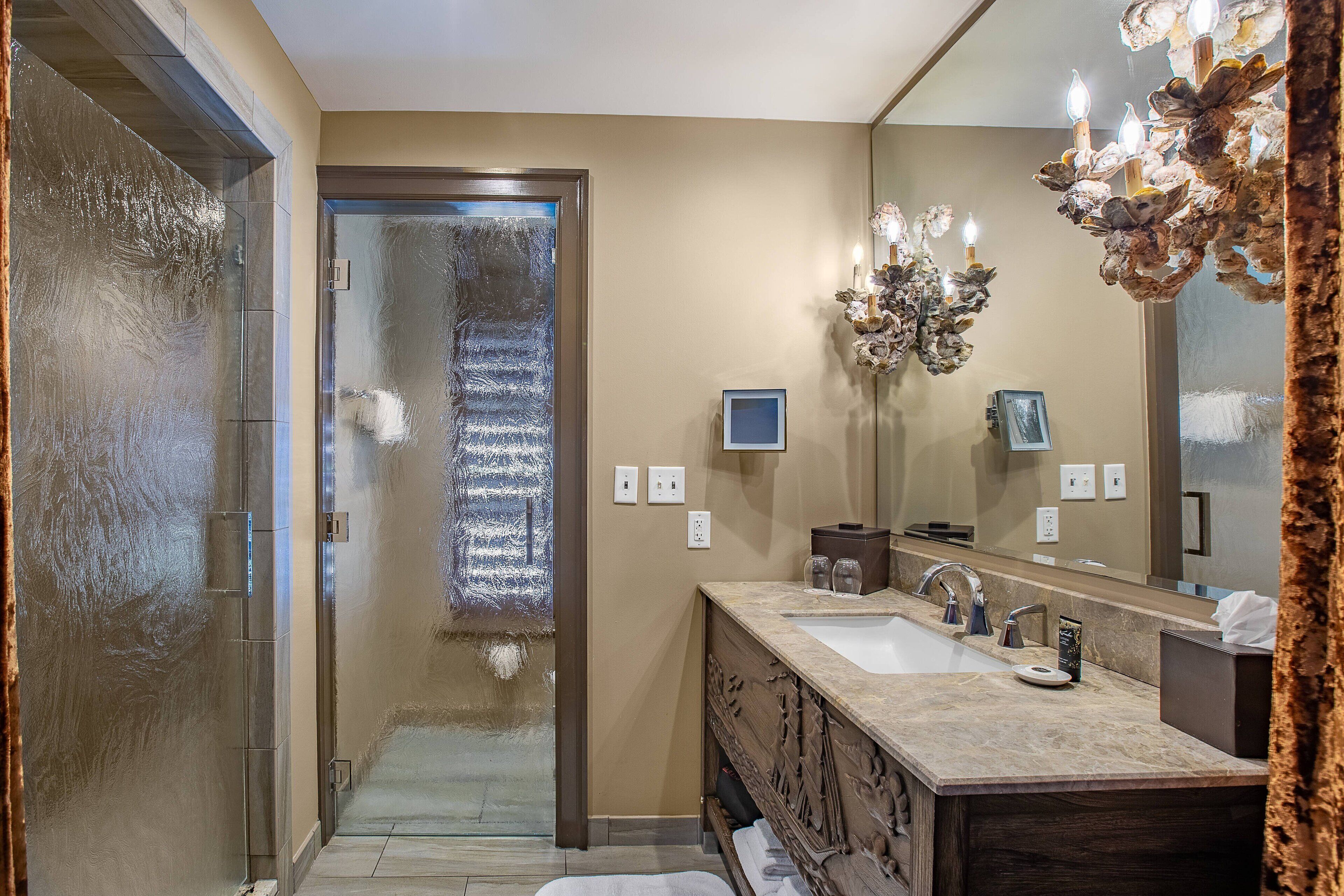 room, 1 king bed, non smoking, corner | bathroom | combined shower/bathtub, rainfall showerhead, free toiletries