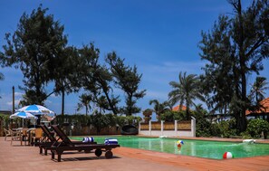 Hồ bơi ngoài trời, ghế dài tắm nắng 