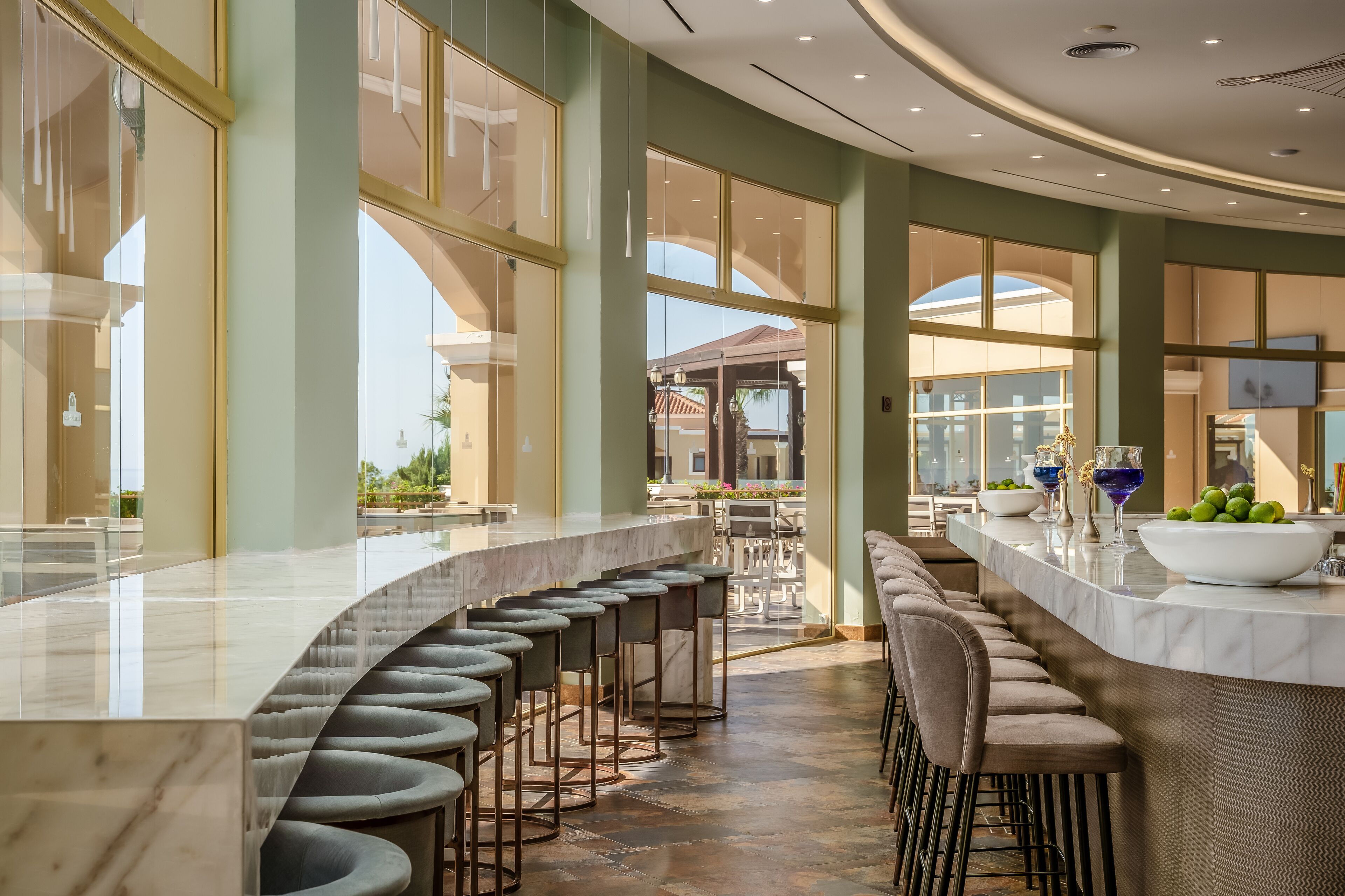 5 bars/lounges, 3 poolbars, een strandbar