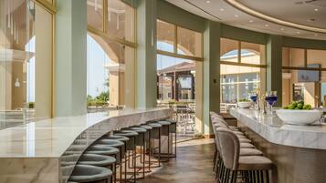 5 bars, 3 bars en bord de piscine, bar de plage