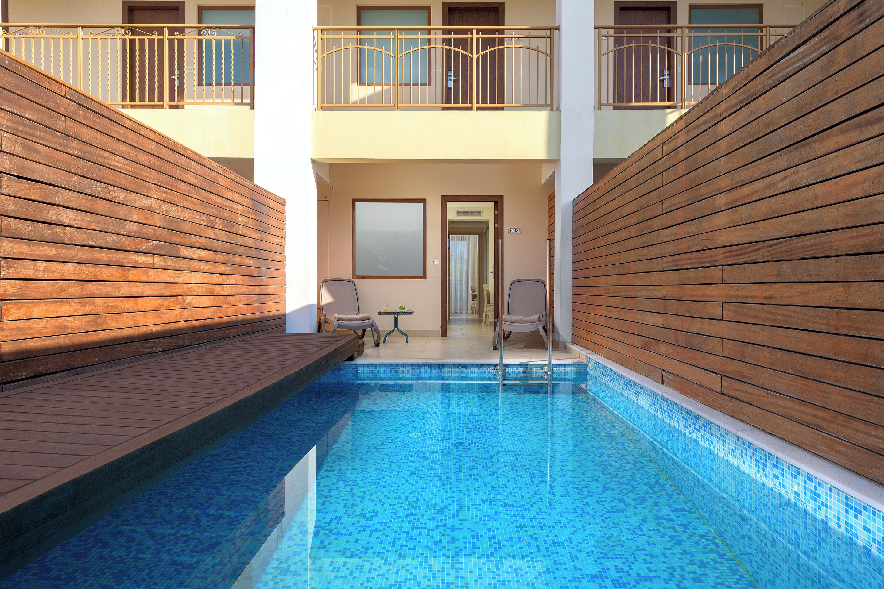 Minibaari, tallelokero huoneessa, yksilöllisesti sisustettu