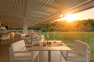 7 restaurantes; se sirve desayuno, almuerzo y cena; cocina internacional