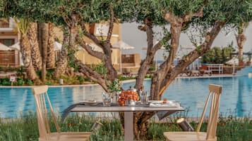 7 restaurants; breakfast, lunch, and dinner served