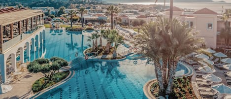 Indoor pool, 4 outdoor pools, pool umbrellas, pool loungers