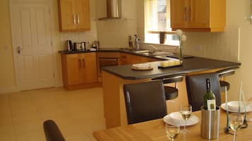 House, 4 Bedrooms | In-room dining