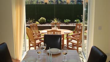 House, 4 Bedrooms | In-room dining
