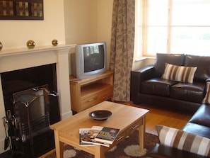 House, 4 Bedrooms | Living room | Flat-screen TV