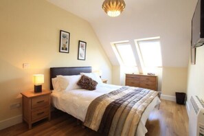 Apartamento luxo, 2 quartos | Quartos à prova de som, Wi-Fi de cortesia, roupa de cama