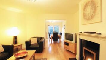 House, 3 Bedrooms | Living room | Flat-screen TV