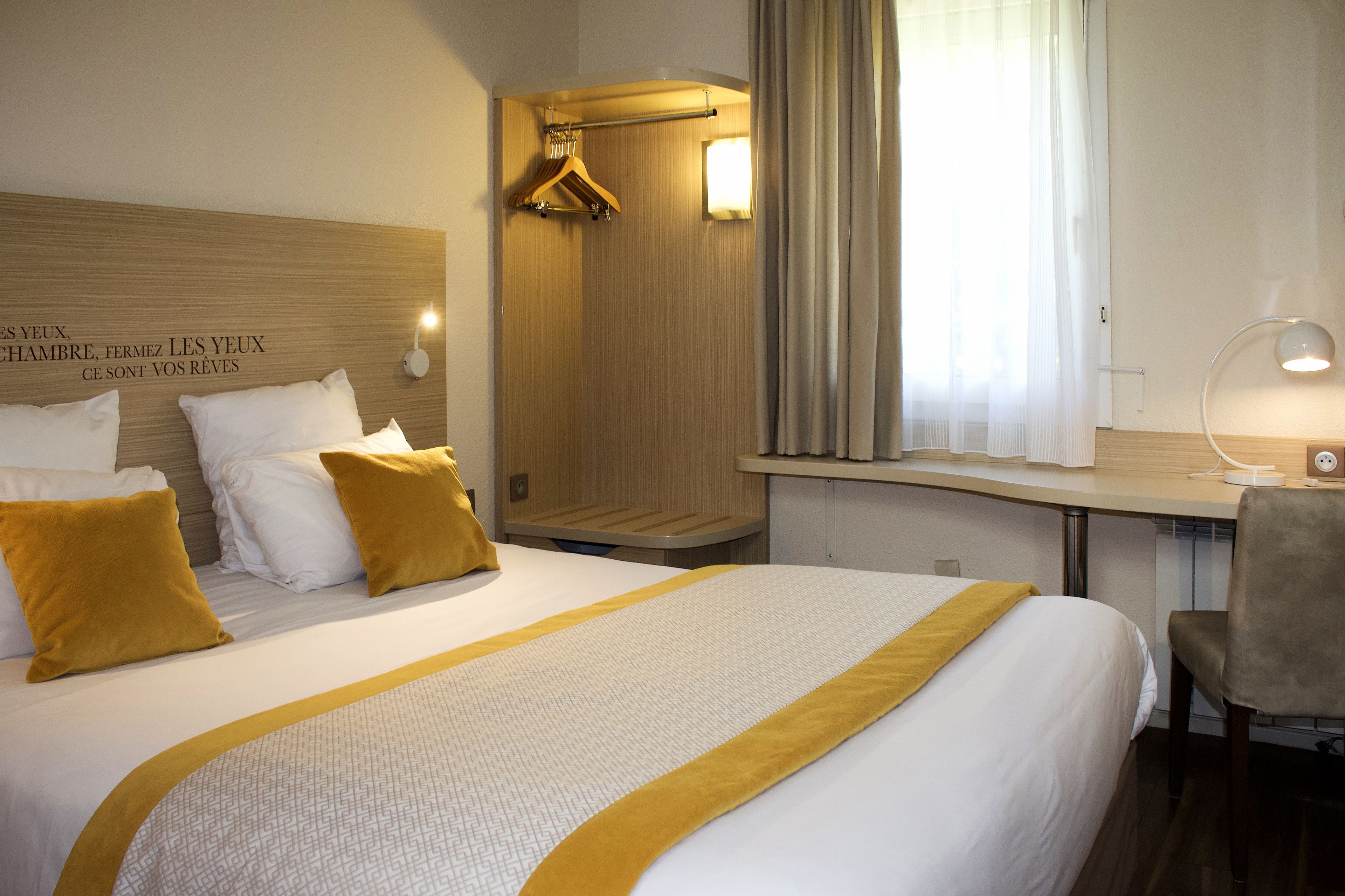Habitación estándar, 1 cama matrimonial | Ropa de cama de alta calidad y decoración personalizada 