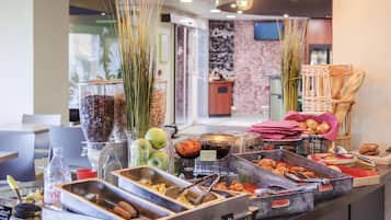 Free daily buffet breakfast