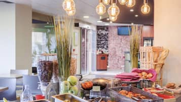 Desayuno buffet (EUR 13 por persona)