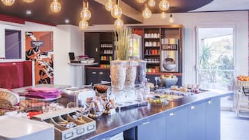 Desayuno buffet (EUR 13 por persona)