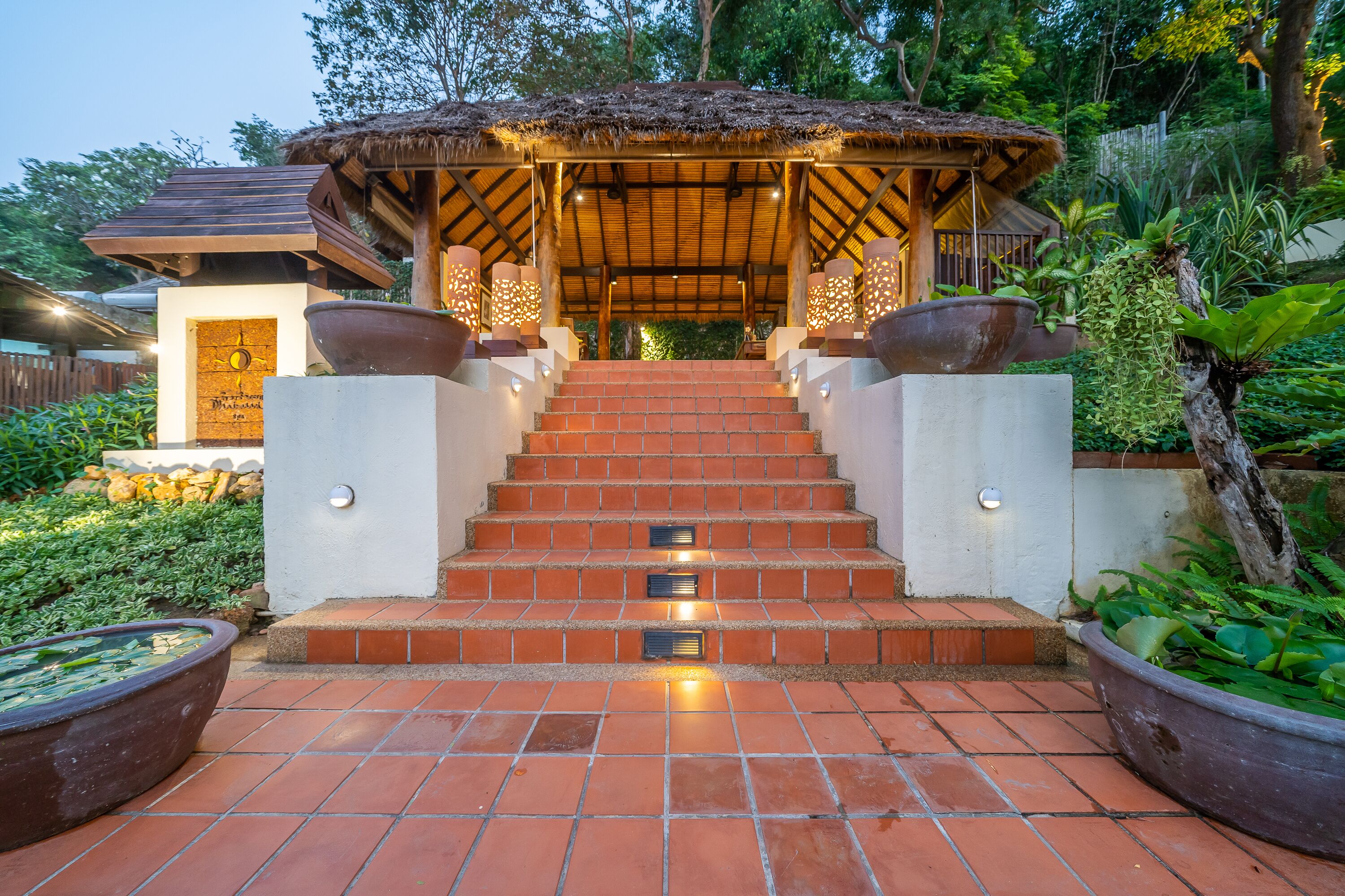 couples treatment room(s), hot tub, steam room, body treatments