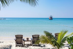 On the beach, beach towels, beach bar - Le Vimarn Cottages & Spa (Rayong)