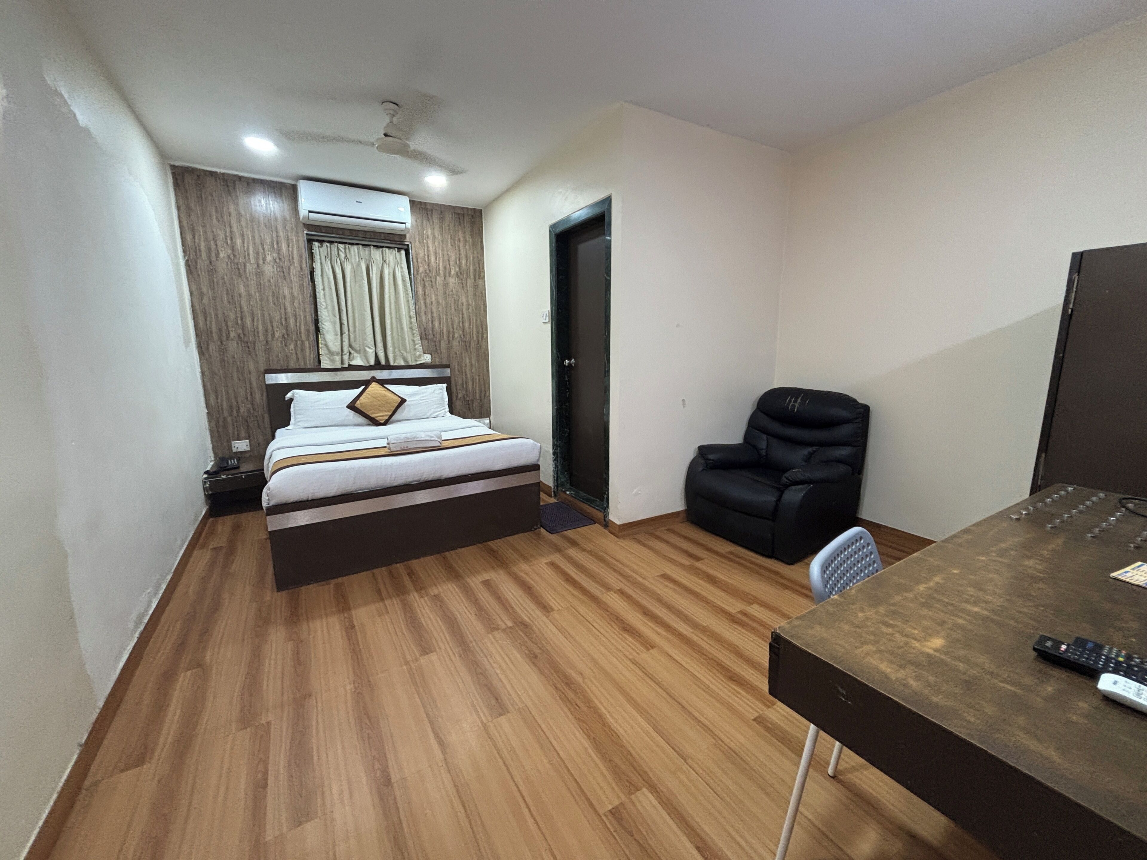 Rom – superior | Safe på rommet, skrivebord, wi-fi (inkludert) og sengetøy