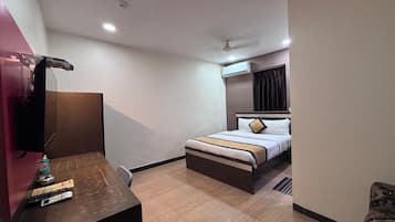 Superior Room | In-room safe, desk, free WiFi, bed sheets