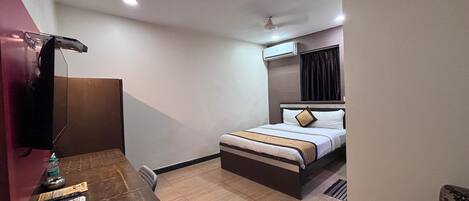 Superior-huone | Tallelokero huoneessa, työpöytä, ilmainen Wi-Fi, vuodevaatteet