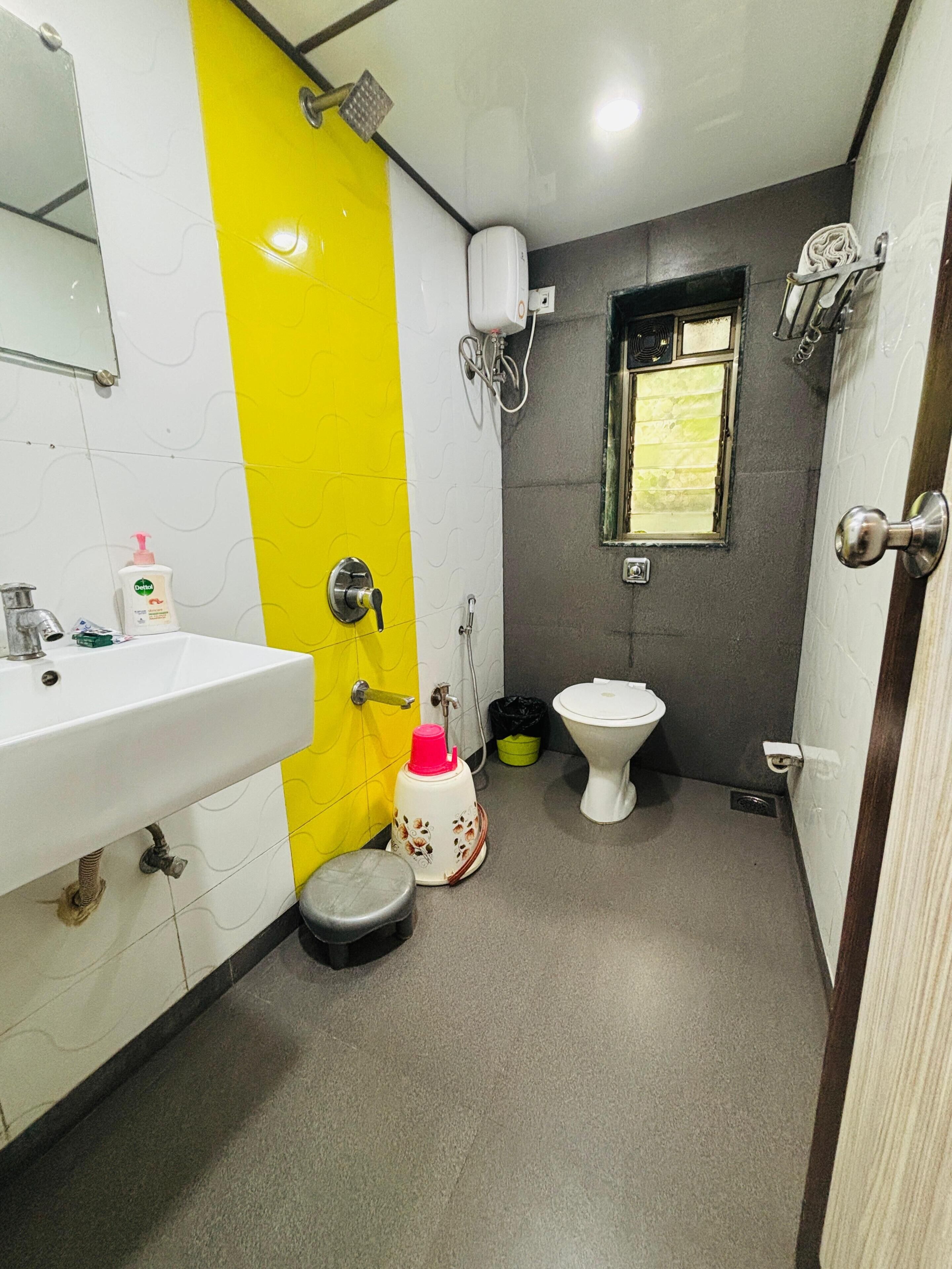 Ein Badezimmer mit Waschbecken, Toilette und Duschbereich.