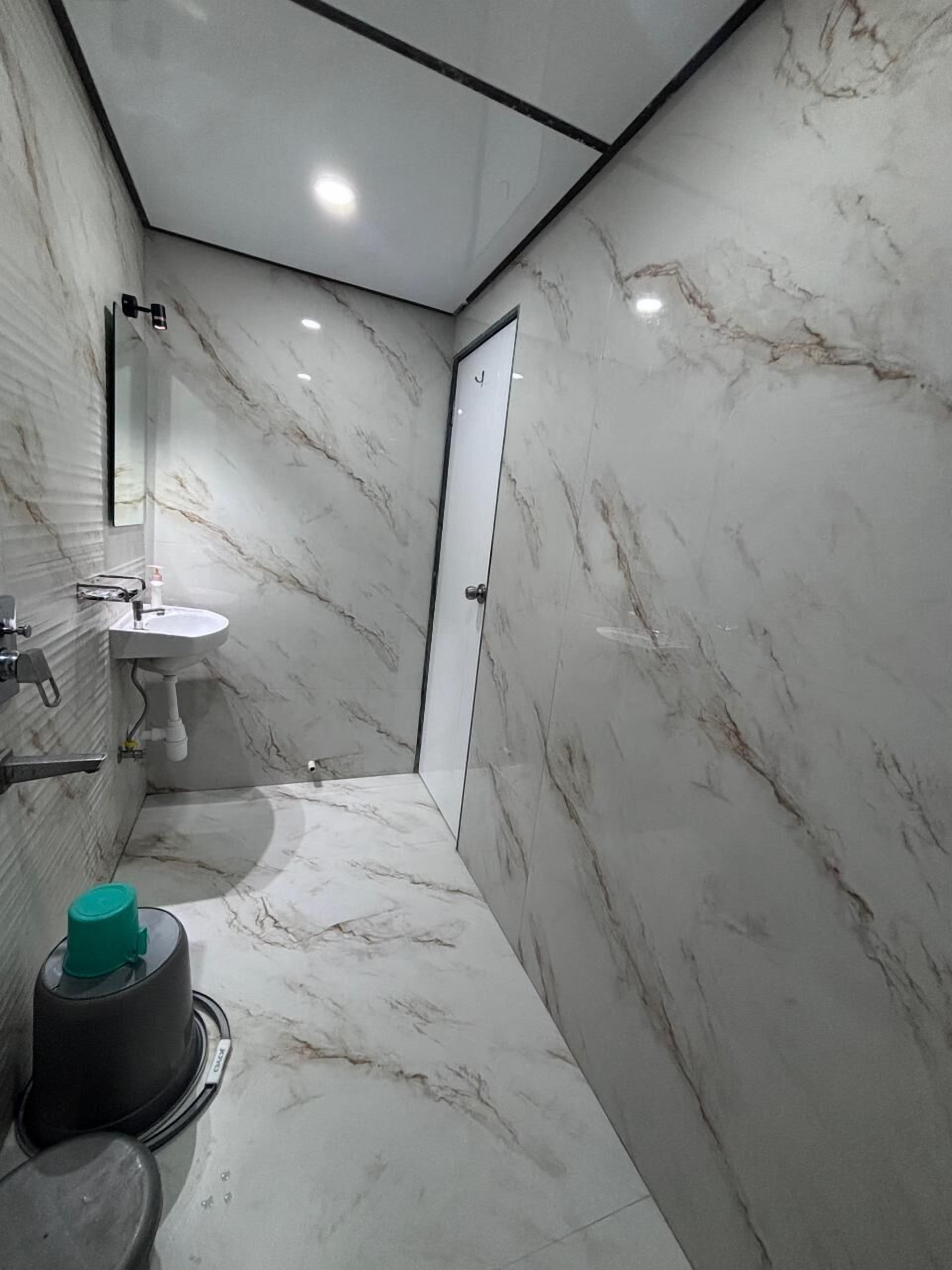 Deluxe Double Room | Bathroom | Shower, free toiletries, slippers, towels