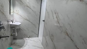 Deluxe Double Room | Bathroom | Shower, free toiletries, slippers, towels