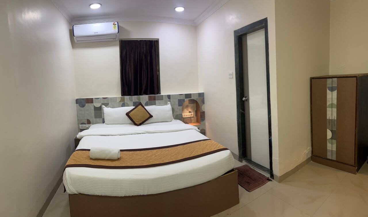 Dobbeltrom – deluxe | Safe på rommet, skrivebord, wi-fi (inkludert) og sengetøy