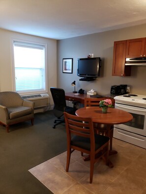 Living room - Crescent Suites Hotel (Waltham)
