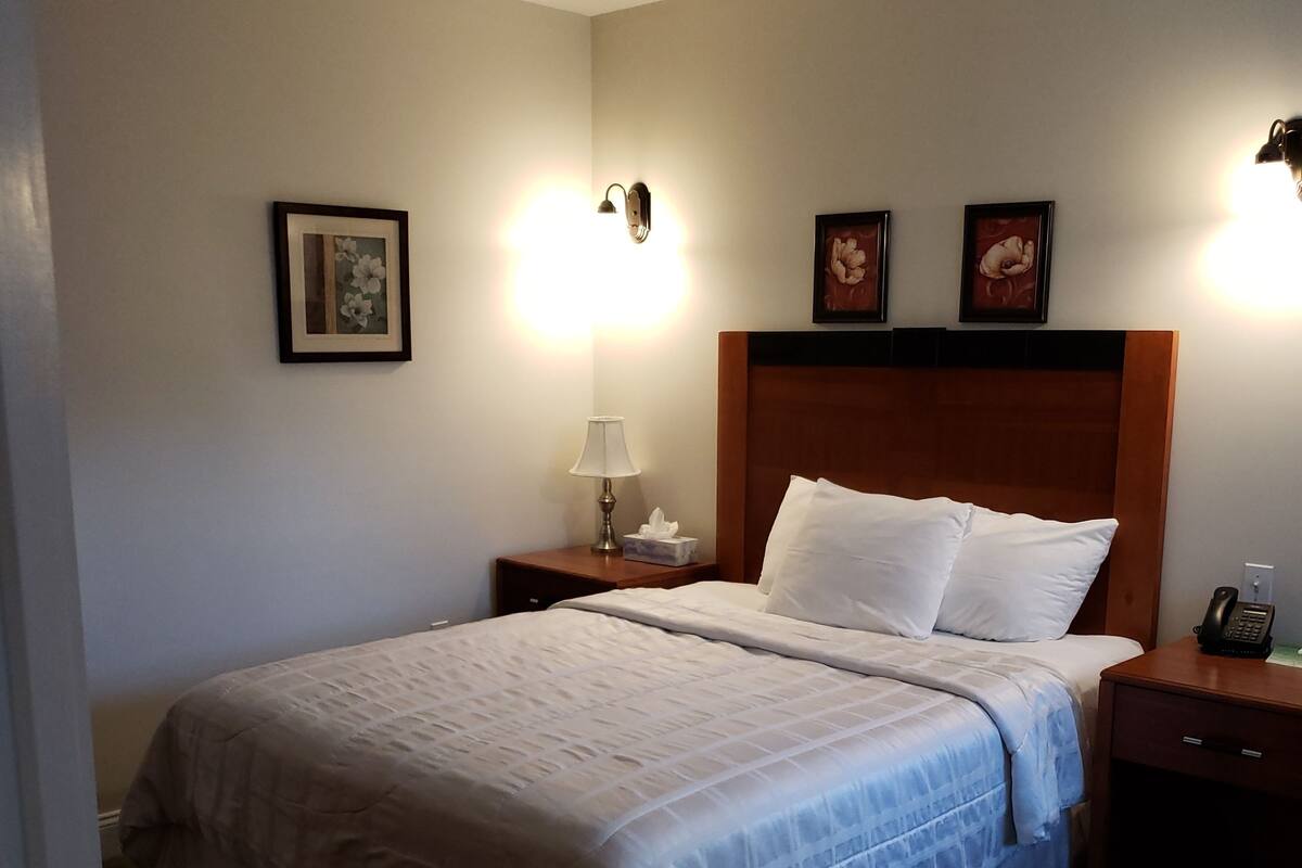 Quarto superior, 1 cama Queen, cozinha | Escrivaninha, ferros/tábuas de passar roupa