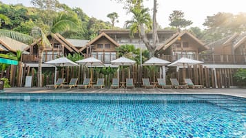 2 piscines a l'aire lliure i para-sols