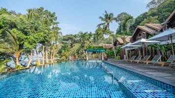 2 piscines a l'aire lliure i para-sols