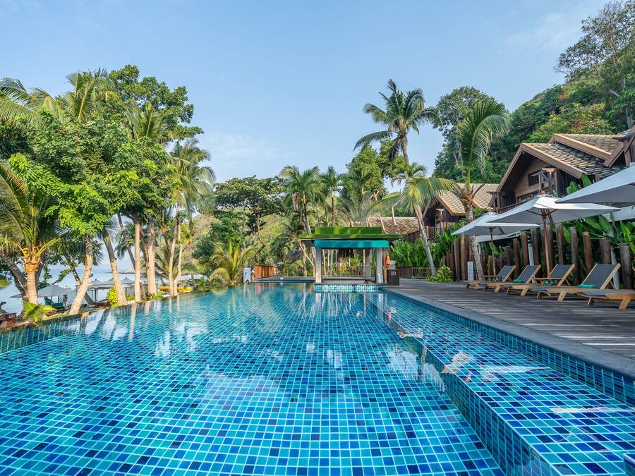 2 outdoor pools, pool umbrellas