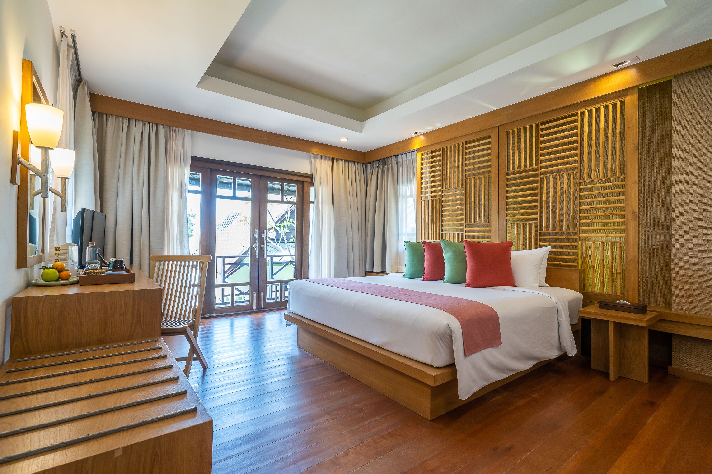 Premium bedding, in-room safe, desk, WiFi (free)