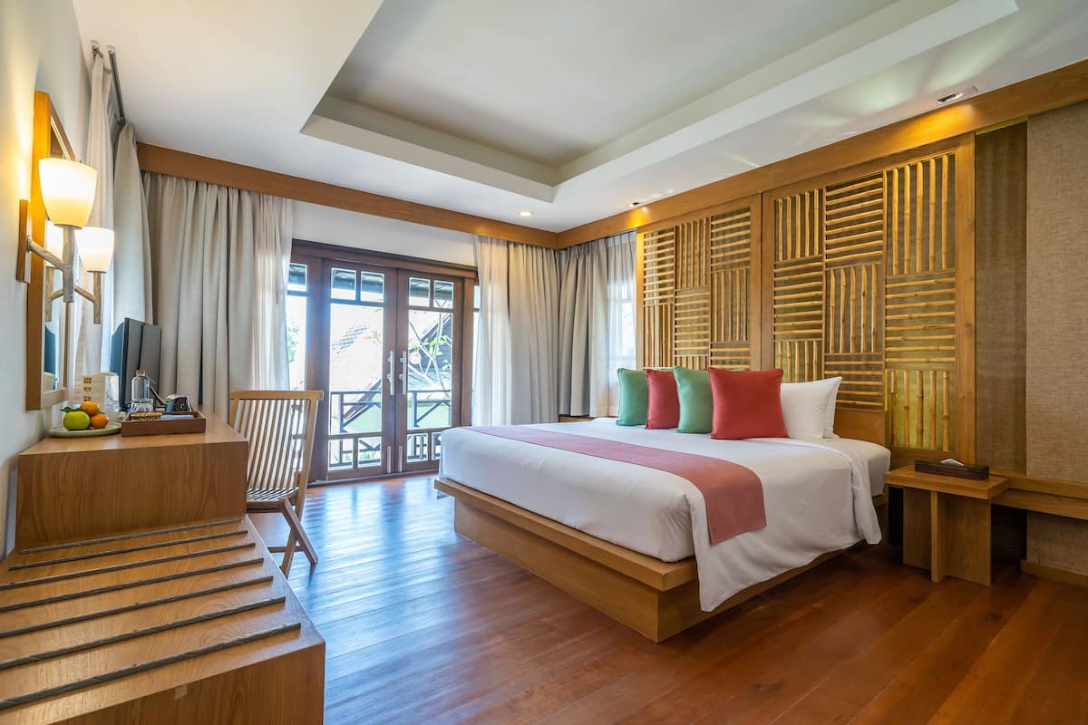 Premium bedding, in-room safe, desk, WiFi (free)