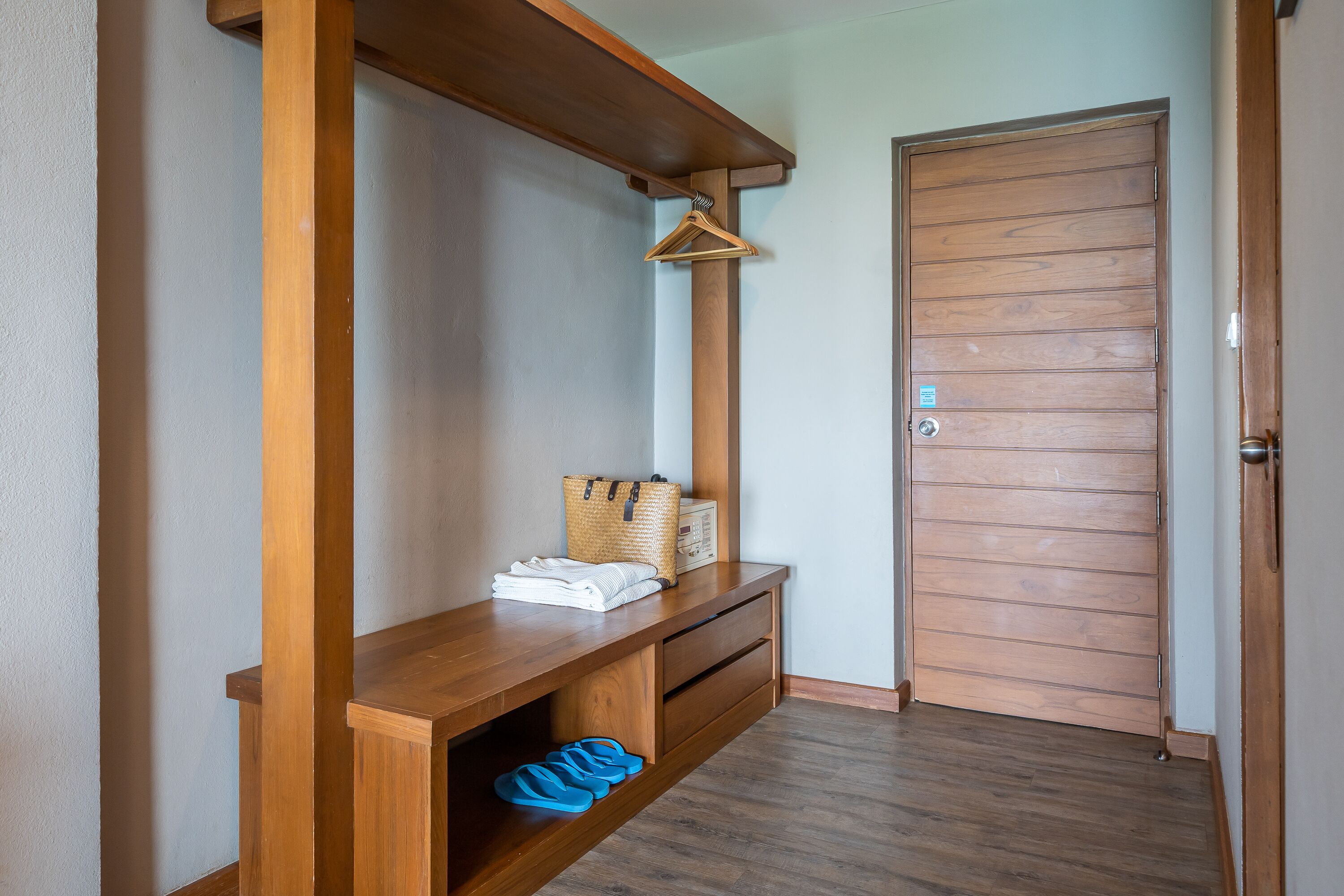 deluxe hillside | 1 bedroom, premium bedding, in-room safe, desk