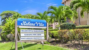 Segnaletica per Kahana Villa con indicazioni per Island Style Hair Studio, Kahana Fine Arts e Maui Lodging Properties LLC.