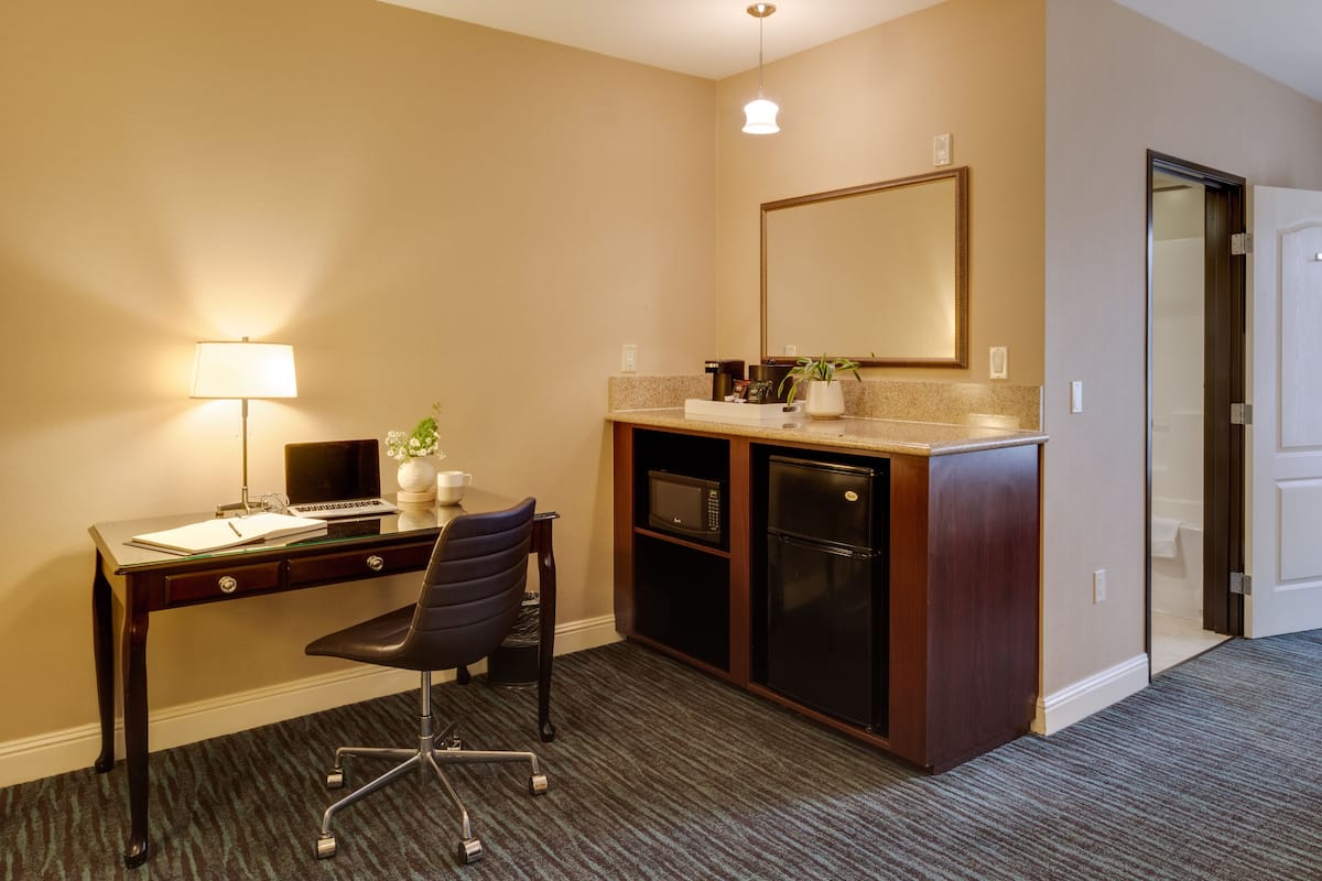 studio suite, 1 king bed with sofa bed | coffee and/or coffee maker