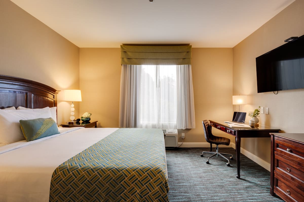 standard room | premium bedding, down duvets, pillow-top beds, in-room safe