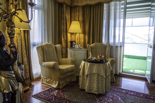 Suite Matrimoniale/Doppia Letti Singoli | 迷你吧、客房内保险箱、办公桌、遮光窗帘