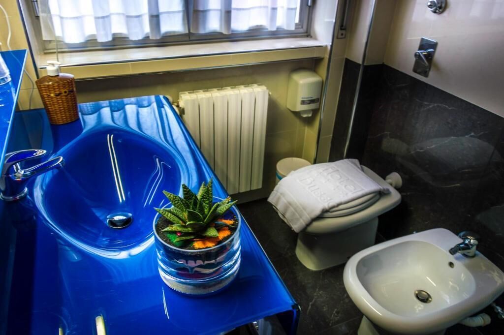 Douche, articles de toilette gratuits, sèche-cheveux, bidet
