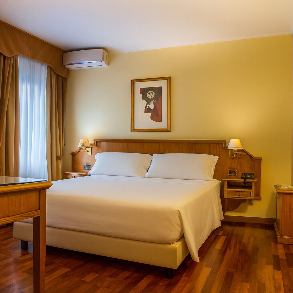 Habitació clàssica | Minibar, caixa forta a l'habitació, escriptori i cortines opaques 