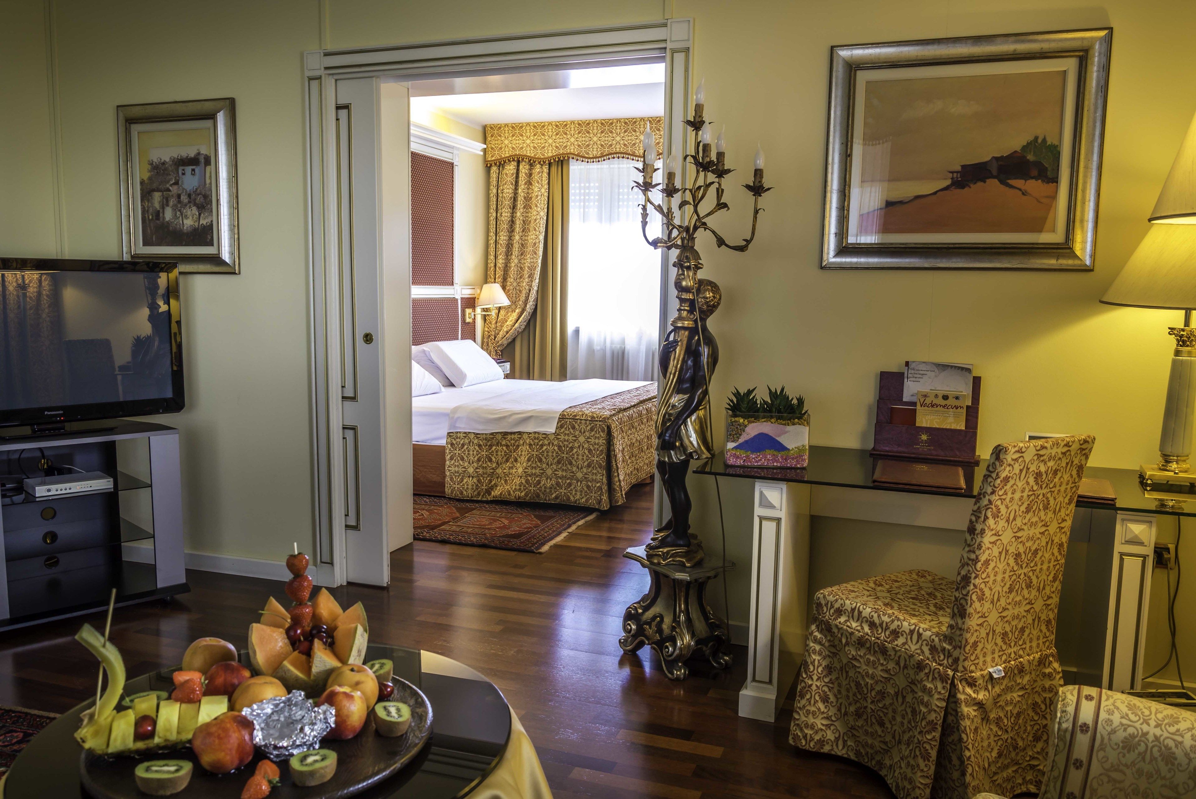 Suite | Minibar, in-room safe, desk, blackout drapes