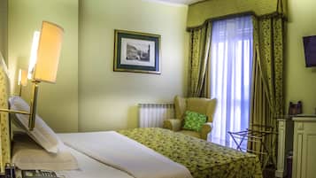 Een minibar, een kluis op de kamer, een bureau, verduisterende gordijnen