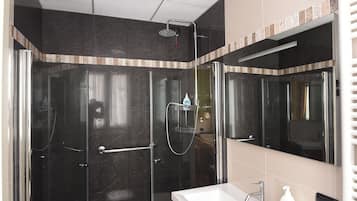 Camera Deluxe Matrimoniale/Doppia Letti Singoli | Bathroom | Shower, free toiletries, hair dryer, bidet