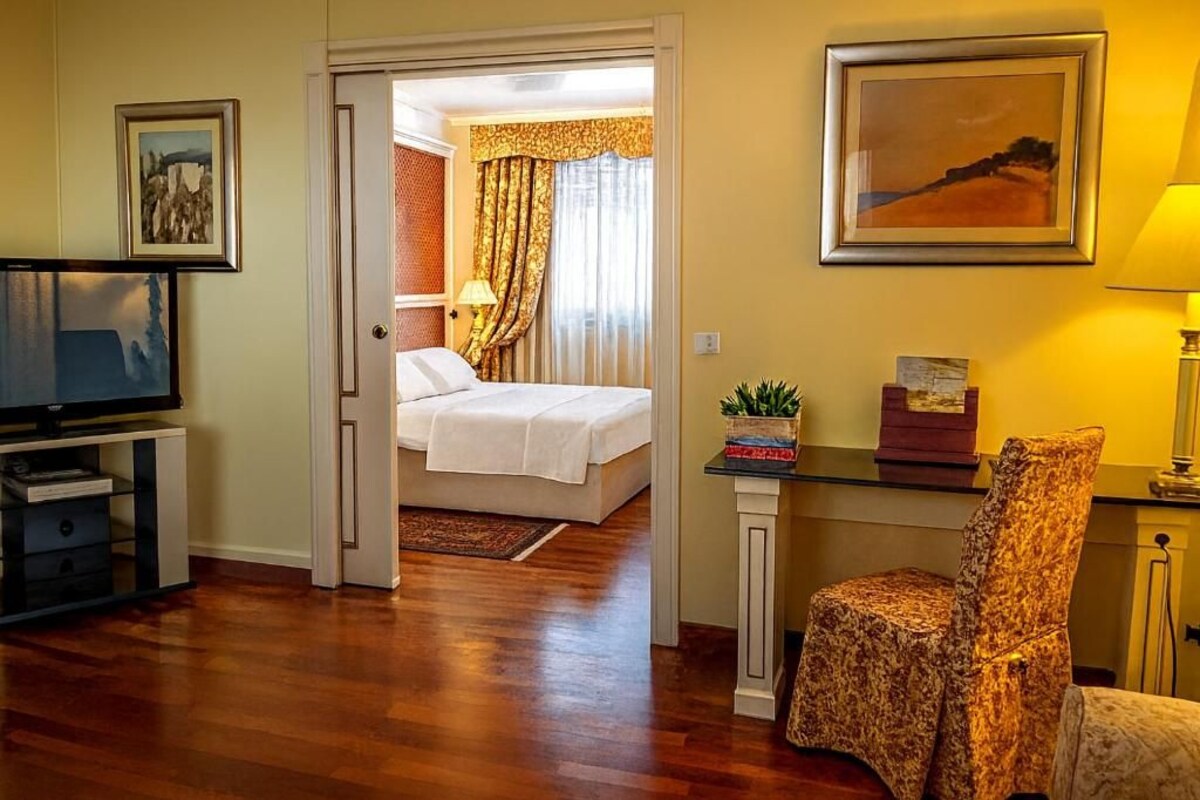 Suite Matrimoniale/Doppia Letti Singoli | Minibar, in-room safe, desk, blackout drapes