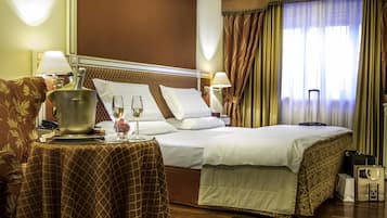 Junior Suite | Minibar, in-room safe, desk, blackout drapes
