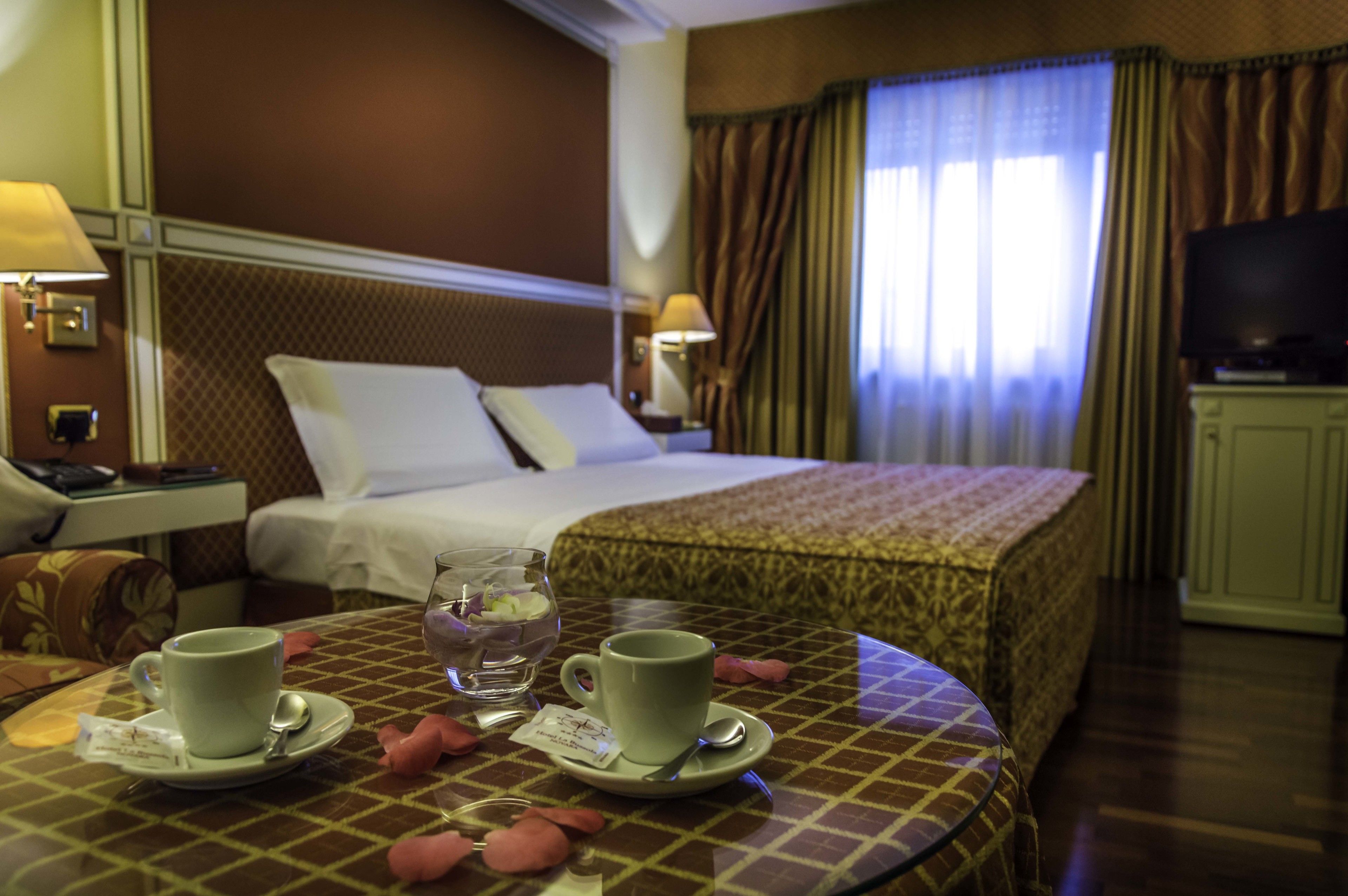 junior suite | minibar, in-room safe, desk, blackout curtains